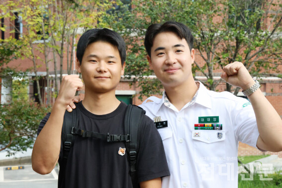 쓰러진 시민을 구조하기 위해 119에 신고한 학군단 64기 박진혁씨(왼)와 심폐소생술을 실시한 학군단 63기 대대장 정수현씨(오)의 모습.