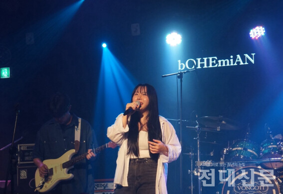 지난달 28일 충장로 보헤미안 소극장에서 공연하는 임소율씨의 모습.