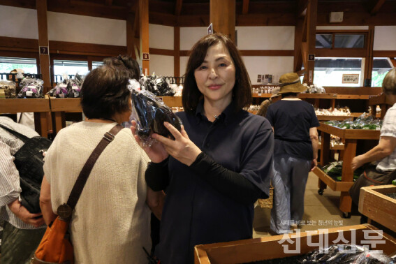 파머스마켓 직원 나카지마 유키코(54)씨가 “가와바는 자연이 풍부해서 좋다”며 “일하기 즐겁다”고 말했다.
