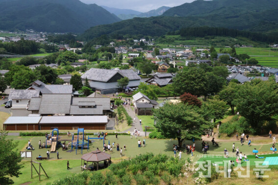 지난 7월 28일 전원플라자에서 바라본 가와바마을의 모습.