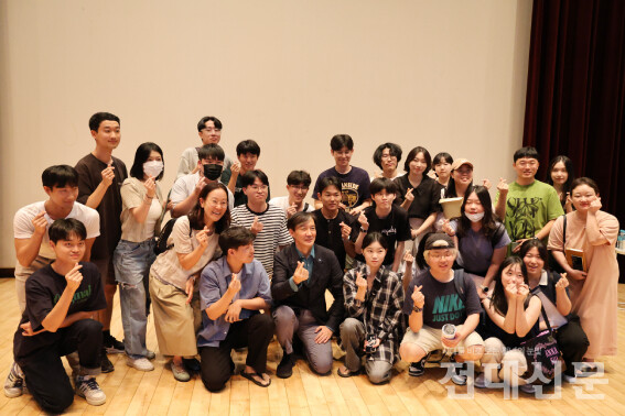 조국 대표가 학생들과 사진을 찍고 있다.