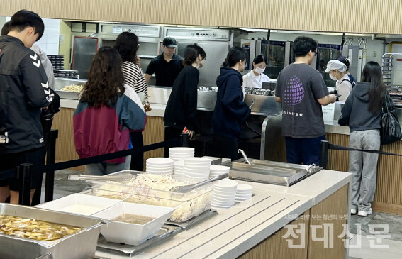 지난 17일 학생들이 BTL 식당에서 신설된 B코너 메뉴를 배식받고 있다.