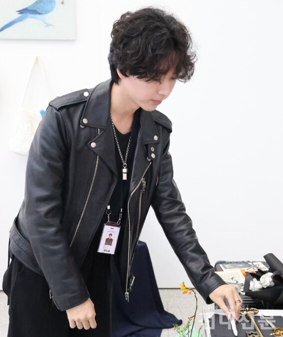 졸업전시회 준비위원장을 맡은 김민우(디자인•18)씨의 모습. 전시를 준비하는 과정에서 힘들었던 부분이 있냐는 질문에 김씨는 