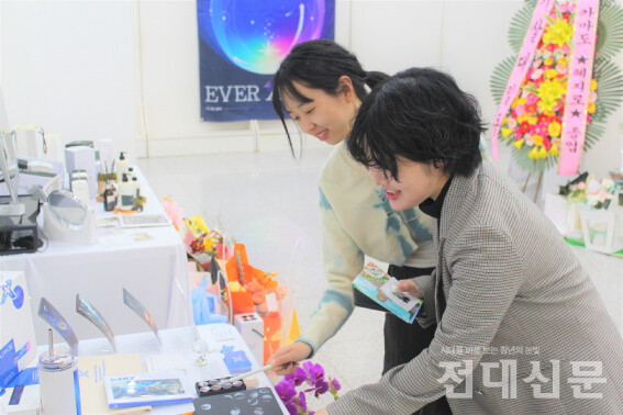 우리 대학 디자인학과 졸업전시회 'EVER AFTER'가 지난 1일 용지관 기획전시실에서 열린 모습. 학생들이 전시를 관람하고 있다. 졸업전시회는 지난달 28일 시작해 오는 5일까지 진행된다.