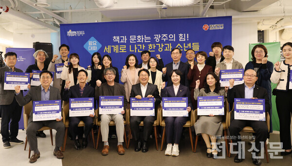 '책과 문화는 광주의 힘, 세계로 나간 한강과 소년들'을 주제로 하는 42번째 월요대화가 지난 4일 전일빌딩245에서 열렸다. 대화에 참여한 강기정 광주광역시장과 참여자들의 단체사진.