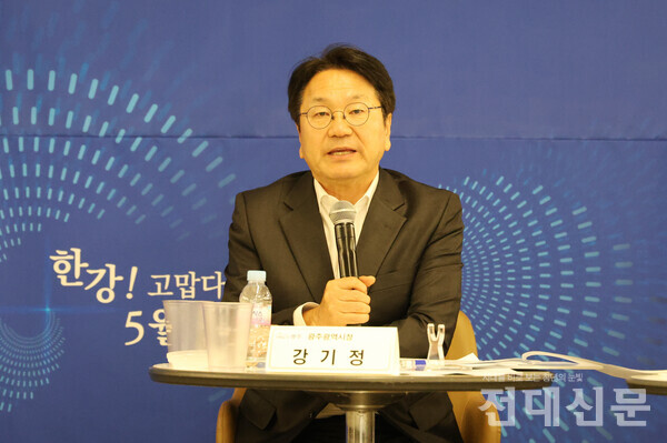 강기정 광주광역시장이 42번째 월요대화에 참여해 이야기하고 있다.