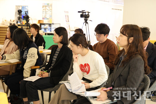 42번째 월요대화에 참여한 광주 시민들이 대화에 집중하고 있다.