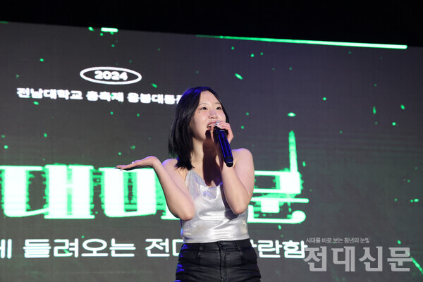 춤 동아리 릿치 회장이 무대를 마치고 동아리 소개를 하고 있다.