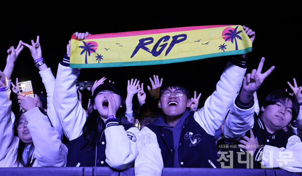학생들이 가수 하하가 관객들을 향해 던진 스카프를 들고 호응하고 있다. 박상욱(국악·21)씨는 "복학 후 첫 축제인데 생각 이상으로 너무 재밌었다"며 "축제가 3일이라 아쉬울 정도다"고 말했다.