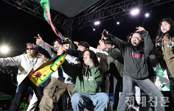 첫날 용봉대동풀이 '전대미문'(총축제) 공연에 참여한 가수 하하, 스컬이 우리 대학 학생들과 함께 무대를 꾸리고 있다. 지난 5일부터 7일까지 3일간 이루어진 총축제 연예인 무대는 대운동장에서 진행됐다. 임지은(경영·23)씨는 "무대까지 올라가게 되어 놀랍고 즐거웠다"며 "오후 5시부터 하하를 기다렸다"고 말했다.