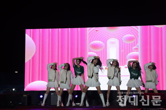 가수 미미로즈가 무대를 펼치고 있다.