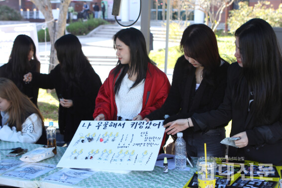 키링을 판매하고 있는 학생 부스 현장. 정여진(의류·22)씨는 "코로나 학번이라 이렇게 부스를 운영하게 될 것이라 생각하지 못했는데 너무 감사하다"고 말했다.