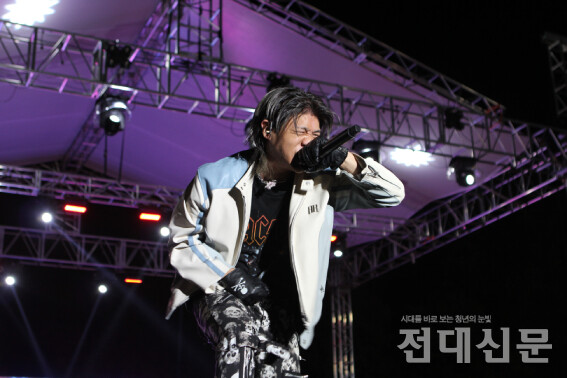 가수 한요한씨가 무대에서 랩하는 모습.