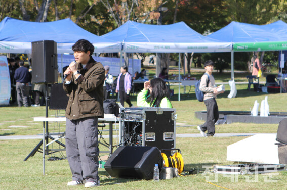 5·18 광장(봉지)에서 진행한 길거리 버스킹 참가자 김범서(사회·21)씨가 가수 10cm의 노래 '스토커'와 정동하의 '추억은 만남보다 이별에 남아'를 부르고 있다. 김씨는 "재미있어 보여 출전하게 되었다"고 말했다.