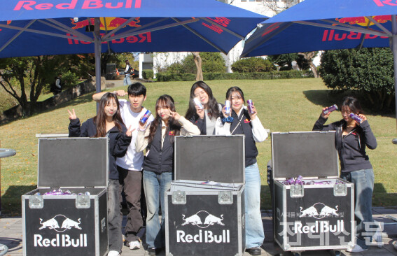 레드불 대학생 홍보대사들이 도서관 별관(백도) 앞에서 포즈를 취하고 있다. 한국외국어대학교에서 온 양희수씨는 "대학생 홍보대사로 대학 축제 기간마다 부스를 한다"며 "사람들이 많이 참여해줘서 좋았다"고 말했다. 