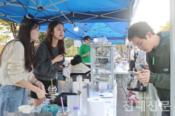 학생부스 '붕어 빛나는 밤'에서 학생들이 붕어빵을 만들어 판매하고 있다. 