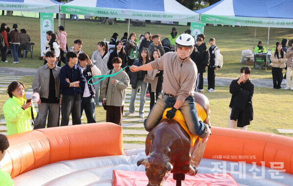 축제준비위원회가 준비한 콘텐츠인 '타볼래, 반짝이는 리듬을'을 즐기고 있는 유학생의 모습.