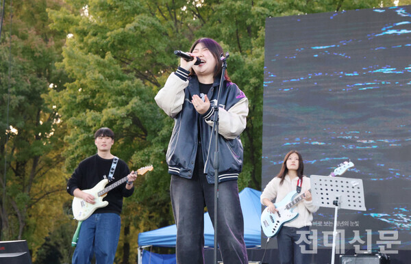 밴드동아리 '메이플' 보컬 박상희(일어일문·21)씨가 무대에서 노래를 부르고 있다. 박씨는 "이번 무대가 데뷔 무대였다"며 "큰 무대에서 관객을 만나 감동적이었다"고 말했다. 메이플은 오는 28일 정기공연을 앞두고 있다.