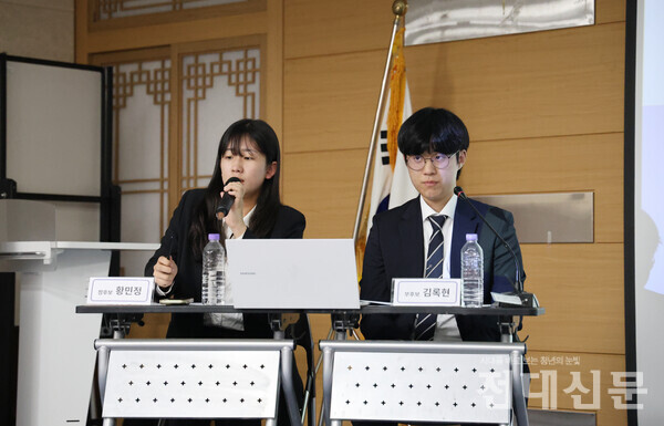 지난 11일 교육융합관 사림홀에서 정책공청회를 진행하고 있는 '여울' 선본의 황민정 정후보(왼)와 김록현 부후보.