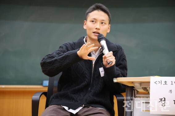 유성민 중앙선거관리위원장이 사회를 보고 있다.