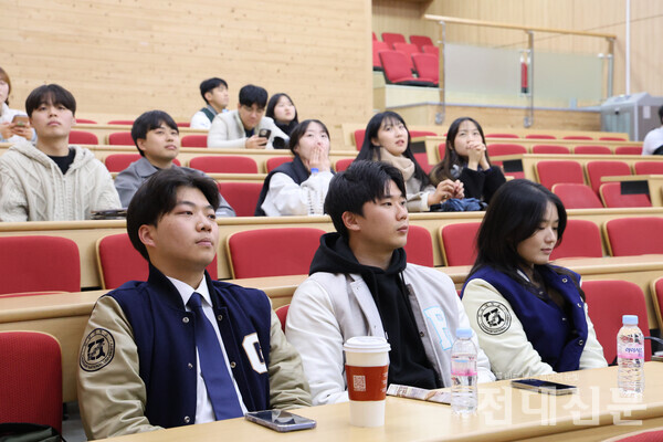 2025 학생회 선거 출마자들이 26일(오늘) 오후 8시 도서관 별관 지하 취업강의실1에서 개표를 확인하고 있다.