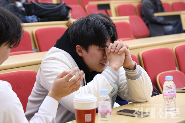 사회대 학생회장으로 당선된 '포스' 선거운동본부의 류경권(행정·21) 정후보가 당선 직후 감격하고 있다.