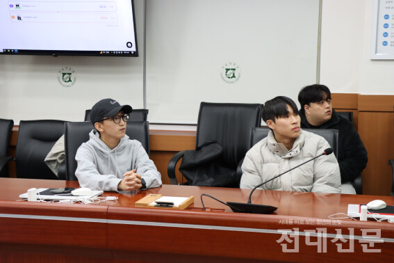 2025 학생회 선거에 출마한 후보자들이 지난 26일 대학본부 대회의실에서 개표를 지켜보고 있다.