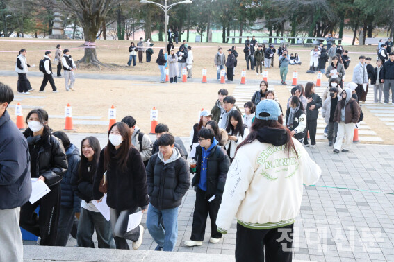 오후 5시 40분경 학총을 기다리던 학생들이 민주마루 내부로 들어가고 있다. 본래 민주마루 앞 광장에서 행사를 진행할 예정이었지만, 대기가 길어지고 날씨가 추워져 장소가 민주마루홀로 변경됐다.