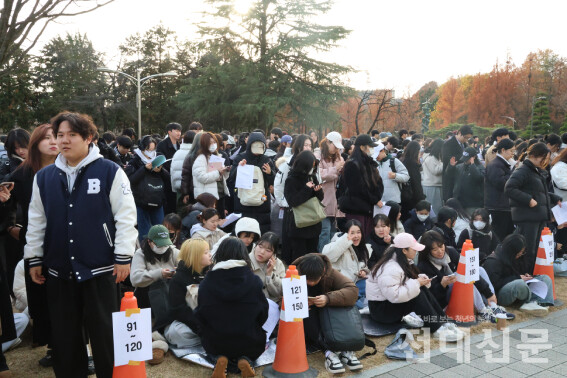 오후 4시 경 학총 개최를 기다리는 학생들의 모습. 개최 예정 시각이었던 오후 3시부터 실제 개최 시각인 오후 7시 35분까지 학생들은 묵묵히 기다렸다.