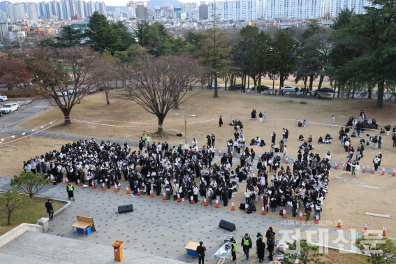 윤석열 대통령의 비상계엄 선포에 따른 윤 대통령 퇴진 결의안을 논의하고자 이홍규 총학생회장이 지난 12일 오후 3시 학생총회(학총)를 열었다. 이는 3년만의 학총으로 약 4시간 30분만에 개최정족수 1,426명을 채워 개최에 성공했다. 윤 대통령 퇴진 결의안은 총 투표수 1,500표 중 찬성 1,467표, 반대 5표, 기권 28로 가결됐다. 사진은 오후 3시 50분 경 민주마루 앞 광장에서 학생들이 학생총회 개최를 기다리는 모습이다.