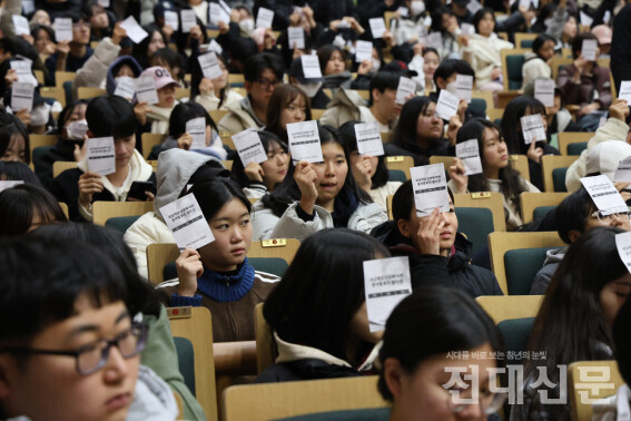 정족수 확인을 돕기 위해 학생들이 투표용지를 높이 들고 있다.