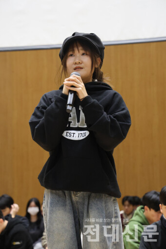 학총에서 이아영(응용식물·23)씨가 자유 발언 하는 모습. 이씨는 "민주주의 최후의 보루는 깨어있는 시민들의 조직된 힘"이라며 "그 힘을 조직하기 위해 여러분이 애써주셨다"고 말했다.