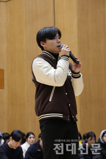 조민하(철학·24)씨가 자유 발언 하는 모습. 조씨는 "철학도로서 판단하기에 현 상황은 '내란 사태'가 맞다"고 설명했다.