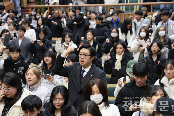학생총회 마지막 순서로 모든 참여자가 함께 '임을 위한 행진곡'을 제창하고 있는 모습.