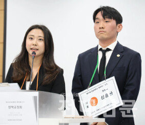 기호 2번 ‘기억’ 선본의 신승한 정후보(오)와 진영채 부후보.