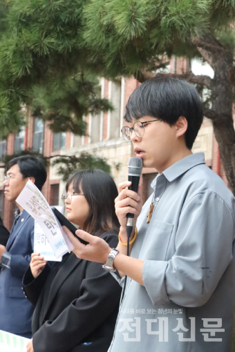 박찬우씨가 윤석열 대통령의 탄핵을 촉구하는 시국선언을 발표하는 모습.