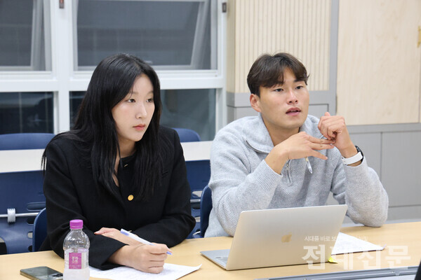 지난 13일 신문방송사에서 인터뷰를 하고 있는 기호 1번 김의종 정후보(오)와 정다은 부후보.