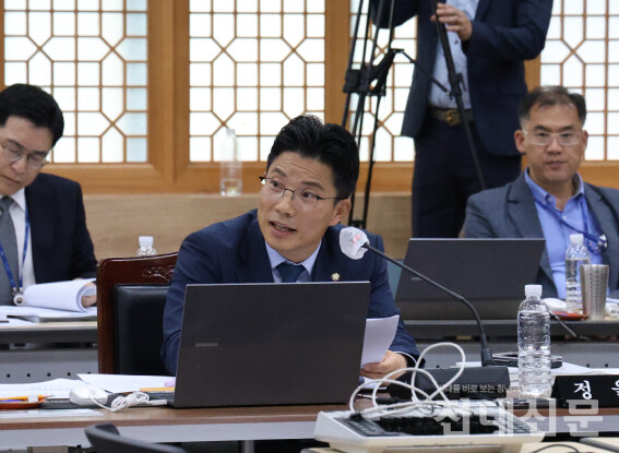 정을호 더불어민주당 의원이 발언하는 모습.