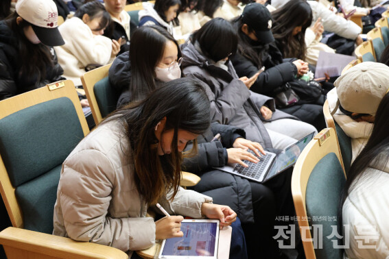 학생들이 학생총회 개최를 기다리며 시험 공부하는 모습. 이들은 개최 정족수 1,426명을 달성하기 위해 자리를 지켰다.