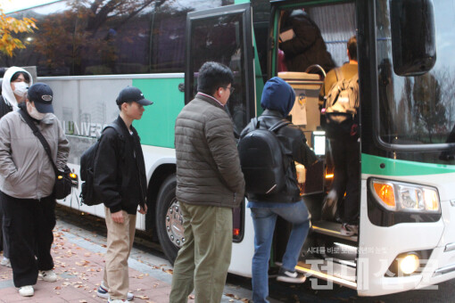 지난달 14일 용지삼거리에서 사람들이 여수캠퍼스로 향하는 버스를 탑승하고 있다.