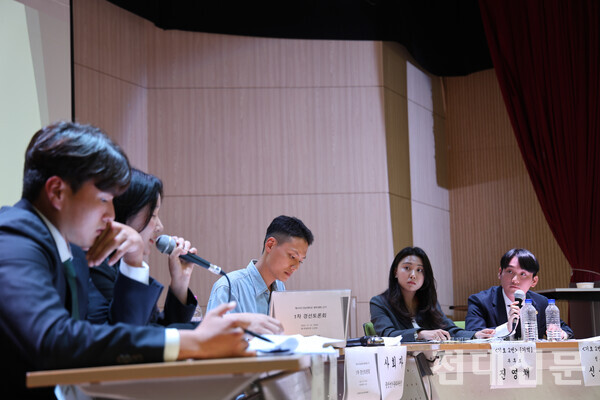 긴장감 속 이어지는 치열한 공방 2025 총학생회 선거 1차 경선토론회가 지난달 15일 제1학생마루 소강당에서 진행됐다. 도약 선거운동본부(선본)의 질문에 경청하는 기억 선본의 정후보 신승환(고분자융합소재공학·19)씨.