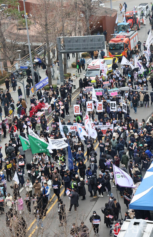 윤석열 탄핵 바라며 걸은 4㎞44년 만에 재현된 5·18 행진 윤석열 대통령 탄핵소추안 2차 표결이 진행된 지난 14일 우리 대학 학생들은 제1학생마루에서 금남로까지 윤 대통령 탄핵을 촉구하는 행진을 펼쳤다.
