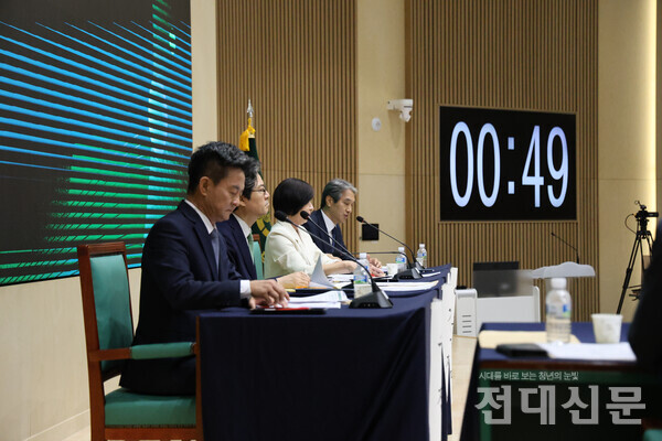 째깍째깍… 남은 시간 49초… 지난 9월 12일 대학본부 용봉홀에서 열린 총장임용후보자선거 공개토론회에서 기호 4번 이근배 후보가 발언하고 있다. 자유 토론 답변 시간 2분 중 49초가 남았다. 