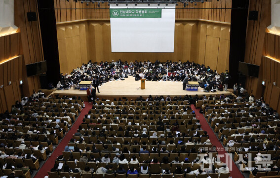 1,500명이 만든 민주주의 지난 12일 3년 만에 소집된 학생총회에 모인 사람들로 가득한 민주마루홀 전경. 민주마루홀 1층부터 3층까지 학생들로 꽉 찼으며 자리가 부족해 홀 바닥과 무대 위에 앉아있기도 했다.