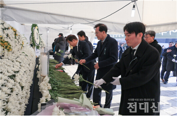 지난 2일 신승환 총학생회장과 정성택 총장 등이 5·18민주광장 제주항공 여객기 참사 희생자 합동분향소에서 헌화·분향하는 모습.