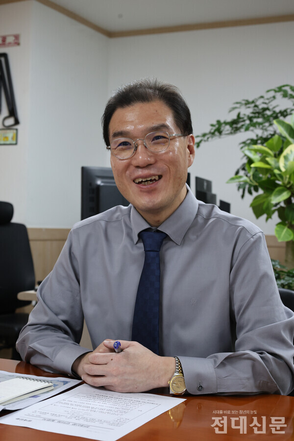 류성훈 편집국장이 지난 2일 무등일보 편집국장실에서 인터뷰하는 모습.