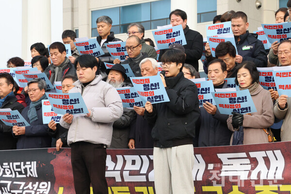 오해연(기계공학•24)씨(오)와 졸업생 김탁영(응용화학•14)씨가 기자회견문을 낭독하는 모습.