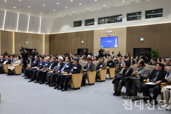 ​우리 대학 교직원과 학생을 비롯해 조성희 전남대총동창회장, 강기정 광주광역시장, 양오봉 전북대 총장 등 대학 추산 약 400명이 이임식에 참석했다.