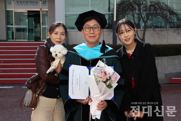 2024 전기 학위수여식에서 경영학 석사 학위를 받는 서재홍씨는 “조기 졸업을 하게 됐다”며 “새로운 공부도 하고 외국에서 연수도 하는 등 대학 생활이 너무 재미있었다”고 말했다. 사진은 서재홍씨와 그의 가족들. 딸인 서혜인(지구환경과학·24)씨는 “아버지의 졸업을 축하드린다”고 말했다.