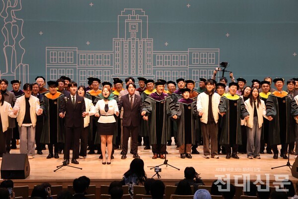 지난달 28일 오후 2시 민주마루에서 2025학년도 입학식이 열렸다. 우리 대학 교수와 재학생들이 신입생들을 위한 깜짝 행사로 '아름다운 세상'을 부르고 있는 모습. 올해 신입생은 △학사 5,196명 △석사 1,166명 △박사 294명으로 총 6,656명이다.